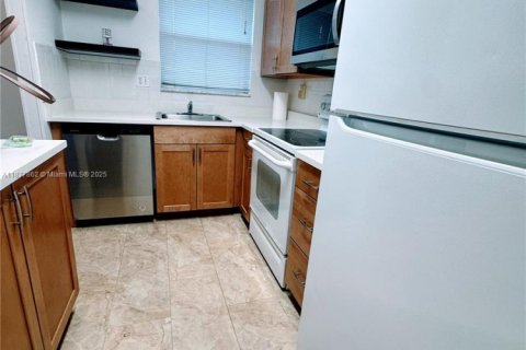 Condo in Sunrise, Florida, 2 bedrooms  № 1927645 - photo 5