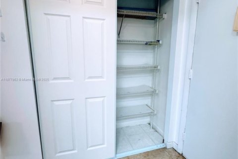 Condo in Sunrise, Florida, 2 bedrooms  № 1927645 - photo 9