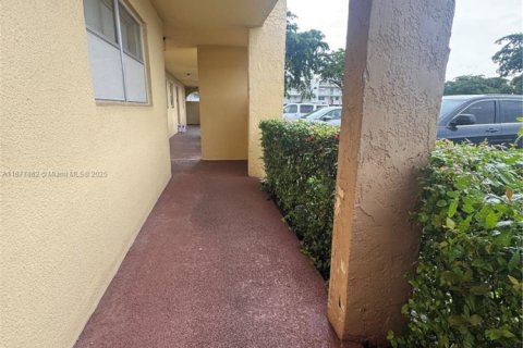 Condo in Sunrise, Florida, 2 bedrooms  № 1927645 - photo 23