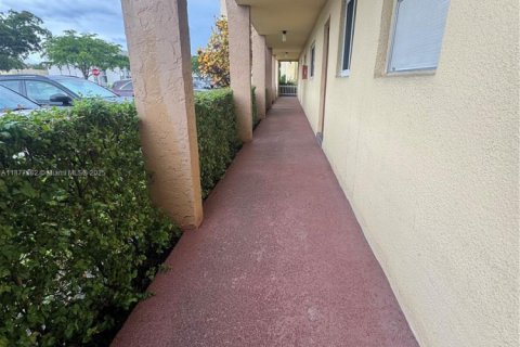 Condo in Sunrise, Florida, 2 bedrooms  № 1927645 - photo 22