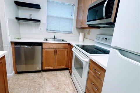 Condo in Sunrise, Florida, 2 bedrooms  № 1927645 - photo 3