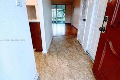 Condo in Sunrise, Florida, 2 bedrooms  № 1927645 - photo 2