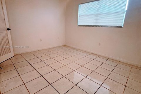 Condo in Sunrise, Florida, 2 bedrooms  № 1927645 - photo 16