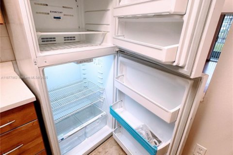 Condo in Sunrise, Florida, 2 bedrooms  № 1927645 - photo 8