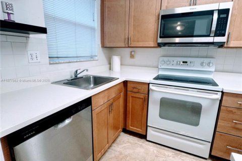 Condo in Sunrise, Florida, 2 bedrooms  № 1927645 - photo 4