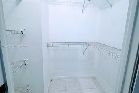 Condo in Sunrise, Florida, 2 bedrooms  № 1927645 - photo 17