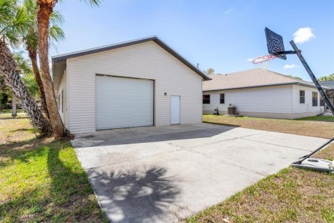 Casa en venta en Port Charlotte, Florida, 5 dormitorios, 298.4 m2 № 2106413 - foto 11