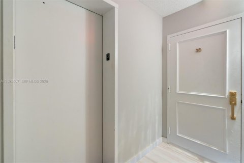Condo in Fort Lauderdale, Florida, 2 bedrooms  № 2392901 - photo 13