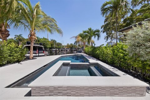 Townhouse in Fort Lauderdale, Florida 4 bedrooms, 325.16 sq.m. № 2083053 - photo 11