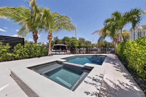 Townhouse in Fort Lauderdale, Florida 4 bedrooms, 325.16 sq.m. № 2083053 - photo 12