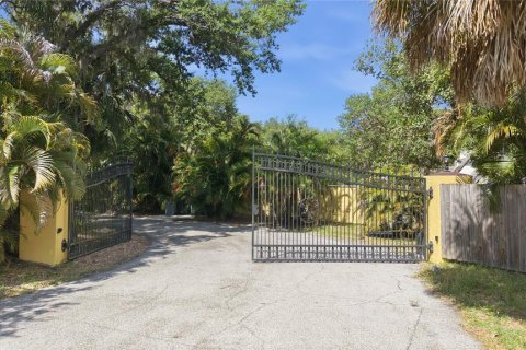 House in Sarasota, Florida 11 bedrooms, 754.37 sq.m. № 2141020 - photo 4