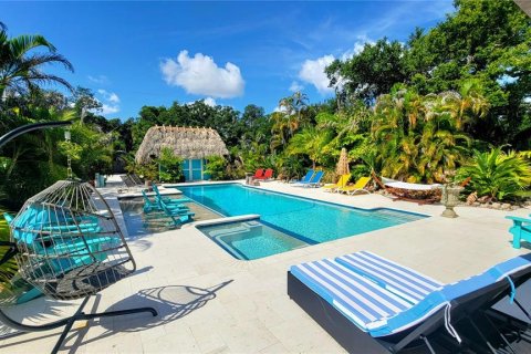 House in Sarasota, Florida 11 bedrooms, 754.37 sq.m. № 2141020 - photo 11