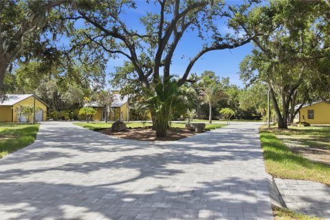 House in Sarasota, Florida 11 bedrooms, 754.37 sq.m. № 2141020 - photo 3