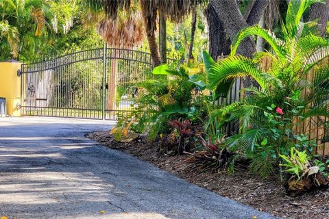 House in Sarasota, Florida 11 bedrooms, 754.37 sq.m. № 2141020 - photo 2