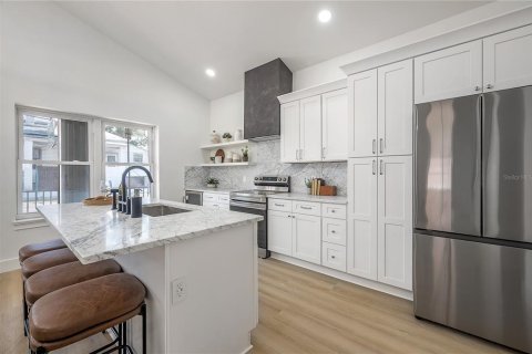 House in Tampa, Florida 3 bedrooms, 170.94 sq.m. № 1675770 - photo 12