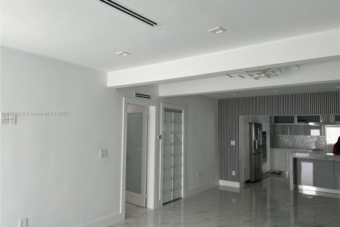 Casa en venta en Miami, Florida, 4 dormitorios, 229.1 m2 № 1978813 - foto 16