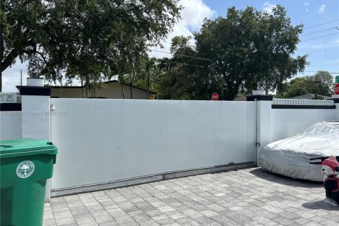 Casa en venta en Miami, Florida, 4 dormitorios, 229.1 m2 № 1978813 - foto 11