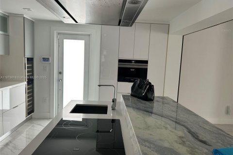 Casa en venta en Miami, Florida, 4 dormitorios, 229.1 m2 № 1978813 - foto 23