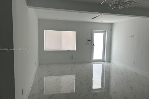 Casa en venta en Miami, Florida, 4 dormitorios, 229.1 m2 № 1978813 - foto 18