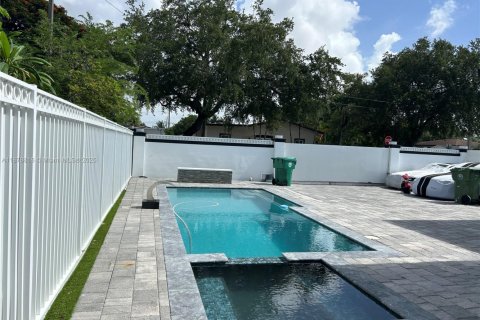 Casa en venta en Miami, Florida, 4 dormitorios, 229.1 m2 № 1978813 - foto 12