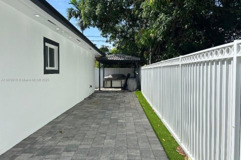 Casa en venta en Miami, Florida, 4 dormitorios, 229.1 m2 № 1978813 - foto 15
