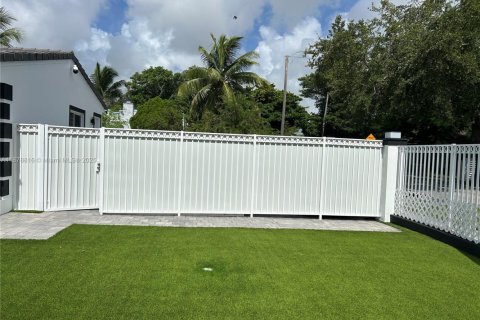 Casa en venta en Miami, Florida, 4 dormitorios, 229.1 m2 № 1978813 - foto 7