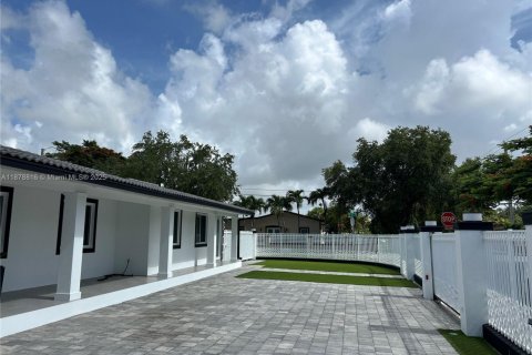 Casa en venta en Miami, Florida, 4 dormitorios, 229.1 m2 № 1978813 - foto 2