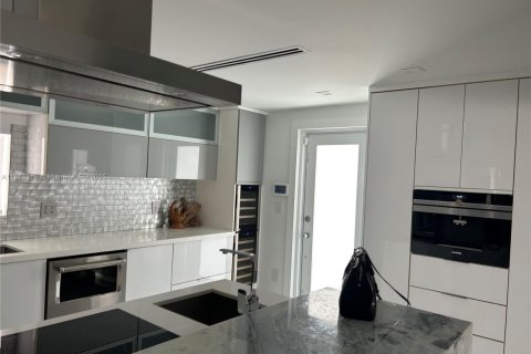 Casa en venta en Miami, Florida, 4 dormitorios, 229.1 m2 № 1978813 - foto 21