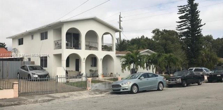 Propiedad comercial en Miami, Florida 421.03 m2 № 2054833