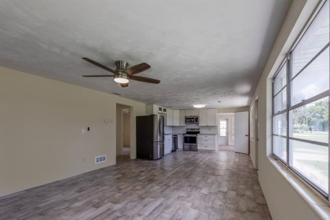 House in Fruitland Park, Florida 3 bedrooms, 102.01 sq.m. № 2234438 - photo 3