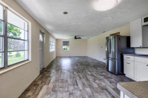 House in Fruitland Park, Florida 3 bedrooms, 102.01 sq.m. № 2234438 - photo 4