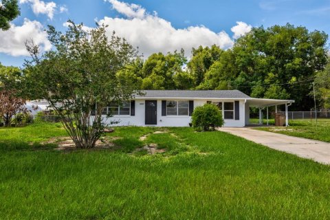 House in Fruitland Park, Florida 3 bedrooms, 102.01 sq.m. № 2234438 - photo 2