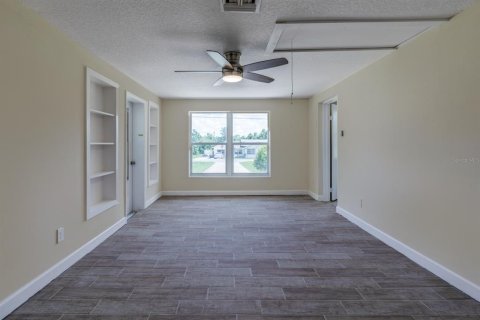 House in Fruitland Park, Florida 3 bedrooms, 102.01 sq.m. № 2234438 - photo 6