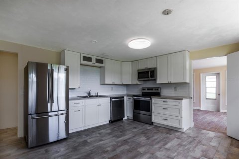 House in Fruitland Park, Florida 3 bedrooms, 102.01 sq.m. № 2234438 - photo 7