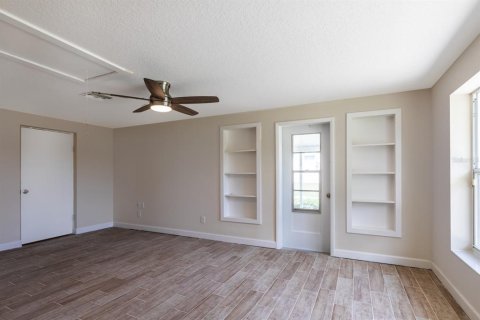 House in Fruitland Park, Florida 3 bedrooms, 102.01 sq.m. № 2234438 - photo 8
