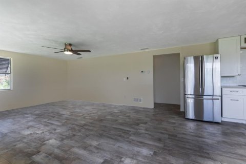 House in Fruitland Park, Florida 3 bedrooms, 102.01 sq.m. № 2234438 - photo 5