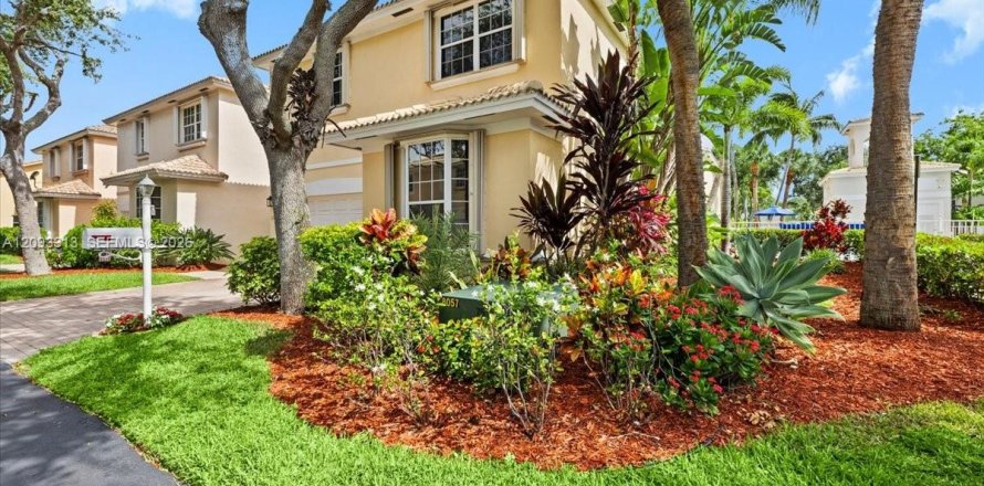 Casa en Hollywood, Florida 3 dormitorios, 200.95 m2 № 2378646