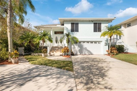 House in New Port Richey, Florida 5 bedrooms, 273.13 sq.m. № 1903640 - photo 2