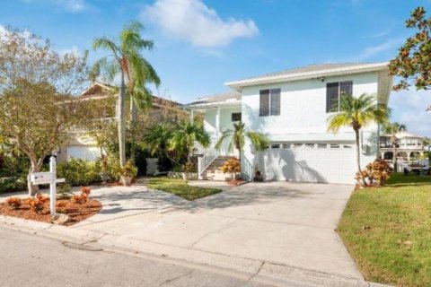 House in New Port Richey, Florida 5 bedrooms, 273.13 sq.m. № 1903640 - photo 1