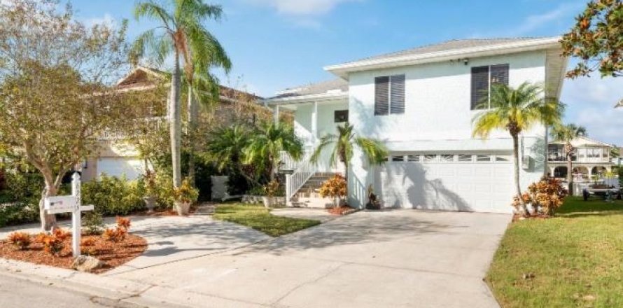 House in New Port Richey, Florida 5 bedrooms, 273.13 sq.m. № 1903640