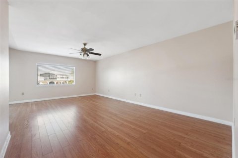 House in New Port Richey, Florida 5 bedrooms, 273.13 sq.m. № 1903640 - photo 21