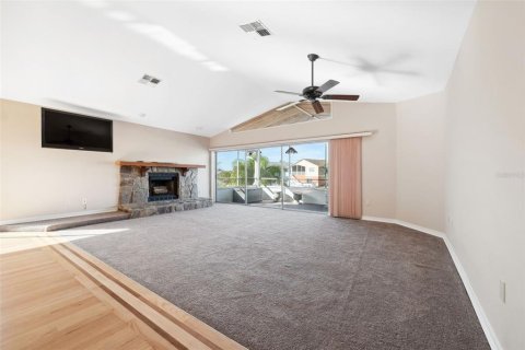 House in New Port Richey, Florida 5 bedrooms, 273.13 sq.m. № 1903640 - photo 9