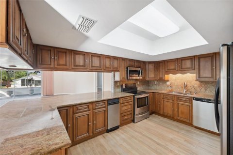 House in New Port Richey, Florida 5 bedrooms, 273.13 sq.m. № 1903640 - photo 14