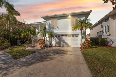 House in New Port Richey, Florida 5 bedrooms, 273.13 sq.m. № 1903640 - photo 4