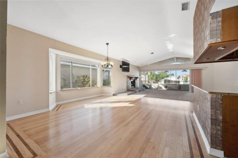 House in New Port Richey, Florida 5 bedrooms, 273.13 sq.m. № 1903640 - photo 6