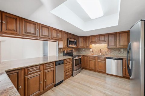 House in New Port Richey, Florida 5 bedrooms, 273.13 sq.m. № 1903640 - photo 15