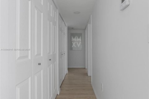 Copropriété à louer à Coral Gables, Floride: 2 chambres, 83.33 m2 № 2390026 - photo 3