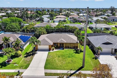 Villa ou maison à vendre à Cape Coral, Floride: 3 chambres, 168.34 m2 № 2114334 - photo 2