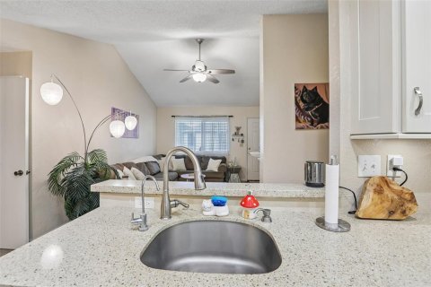 Condo in Saint Petersburg, Florida, 2 bedrooms  № 2195940 - photo 8