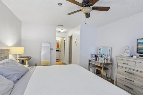 Condo in Saint Petersburg, Florida, 2 bedrooms  № 2195940 - photo 11